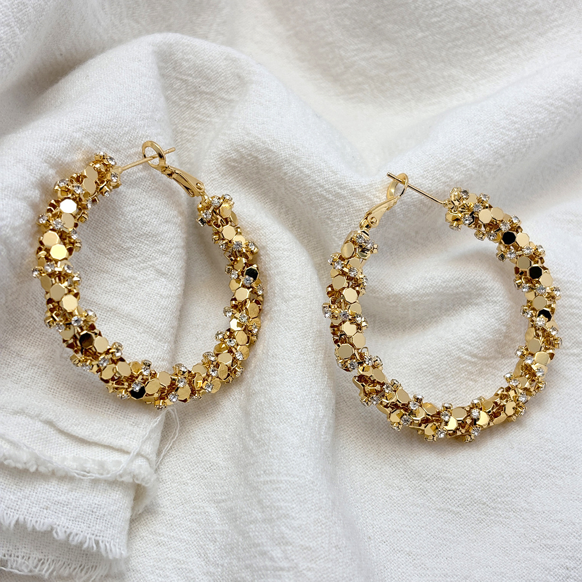 European and American Fashion Women Irregular Sequin Earrings with 18 K Gold Plated Copper and Lobster Clasp Premium Silver Needle Design