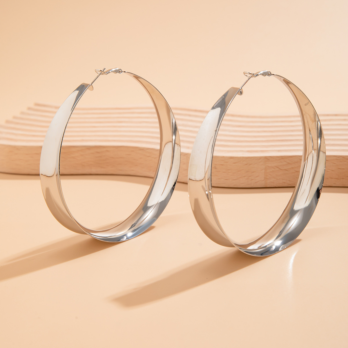 New Women Fashionable Geometric Hollow Shiny Large Metal Circle Earrings for a Slimming Facial Effect