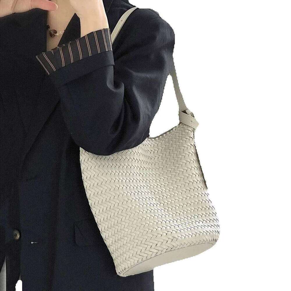 Designer Luxury Designer Luxury Hand-Woven 2025 New French Vintage Vacation Beach PU Leather Large Capacity Women's One-Shoulder Crossbody Bucket