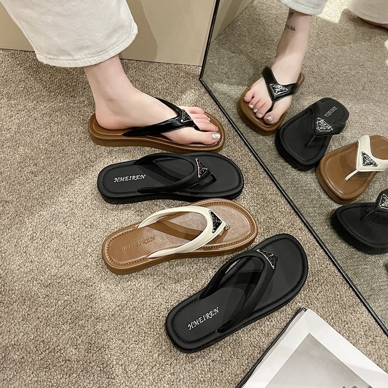 A word clip foot flip-flops beach beach small sense flat cool new slippers women summer wear