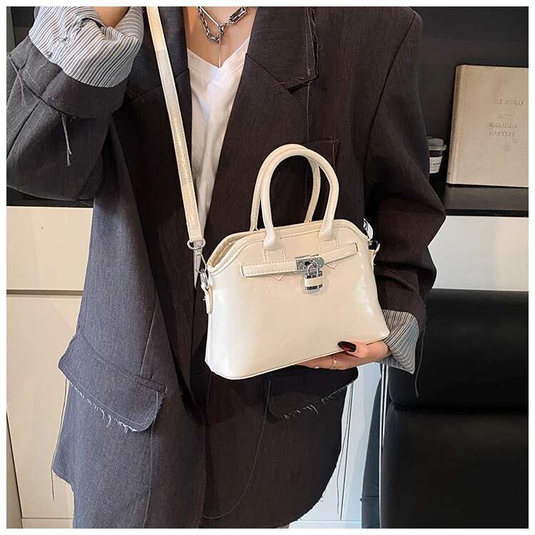 Hot Selling Trendy Minimalist Crossbody Bag For Women - Vintage Leather Messenger Purse With Chic Letter & Stylish Design Designer Bags