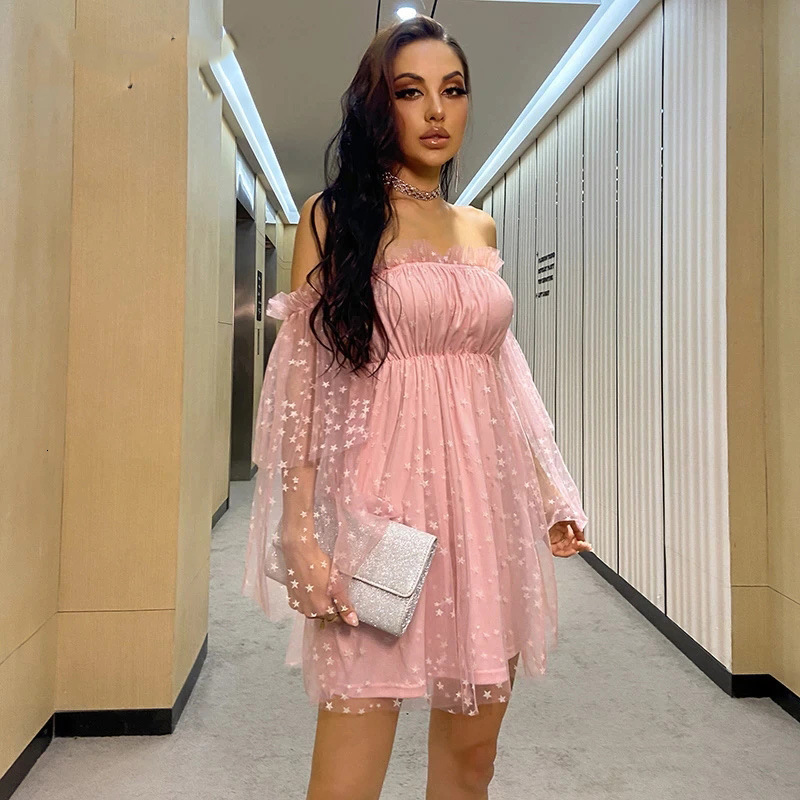 Long sleeved dress with a single neckline and short skirt exuding a relaxed commuting style. High waisted chest hugging dress