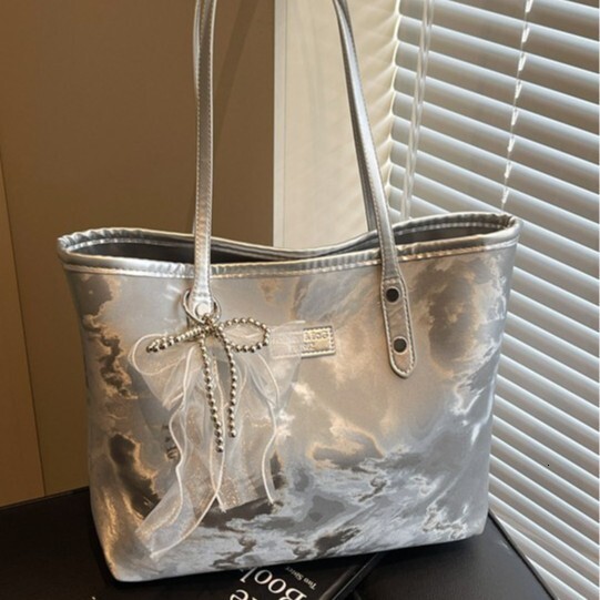 Trendy and Stylish Underarm for Women 2025 New Fashion Single Shoulder Korean Version Casual Design Commuter Tote Bag