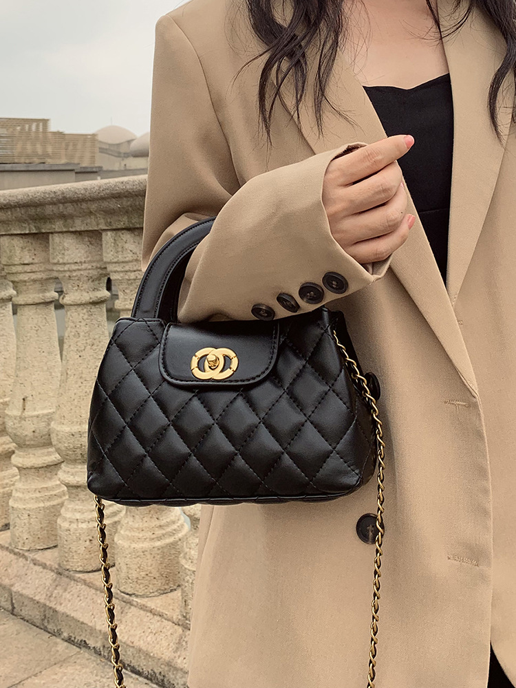 Free shipping designer diamond-shaped hand-held bag 2025 Summer Niche New chain bag Fashionable Casual Versatile commuting single-shoulder crossbody b