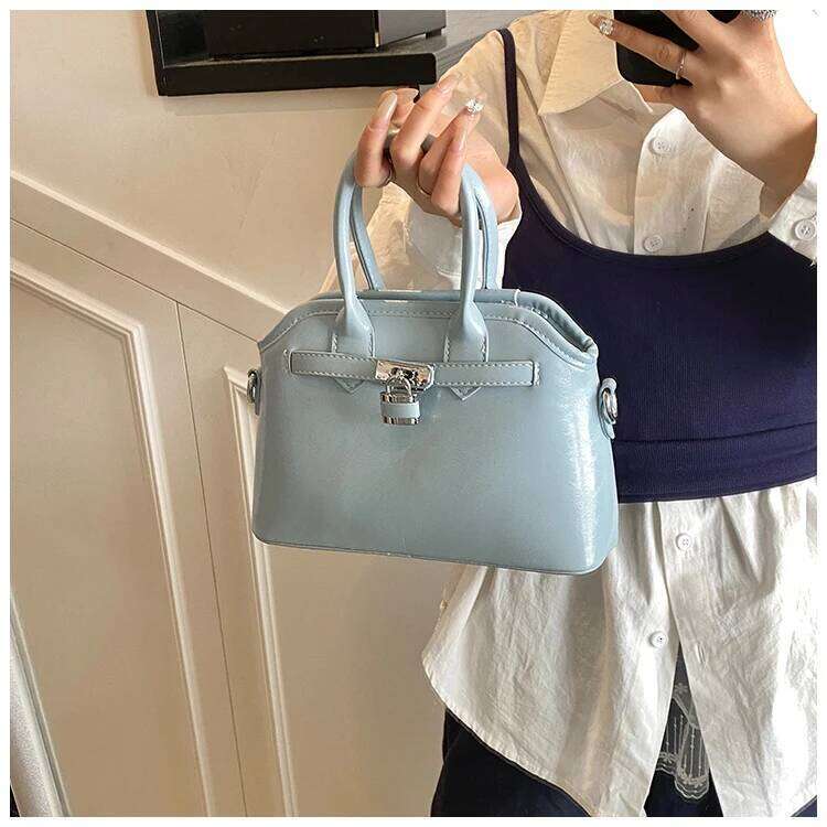 Hot Selling Trendy Minimalist Crossbody Bag For Women - Vintage Leather Messenger Purse With Chic Letter & Stylish Design Designer Bags