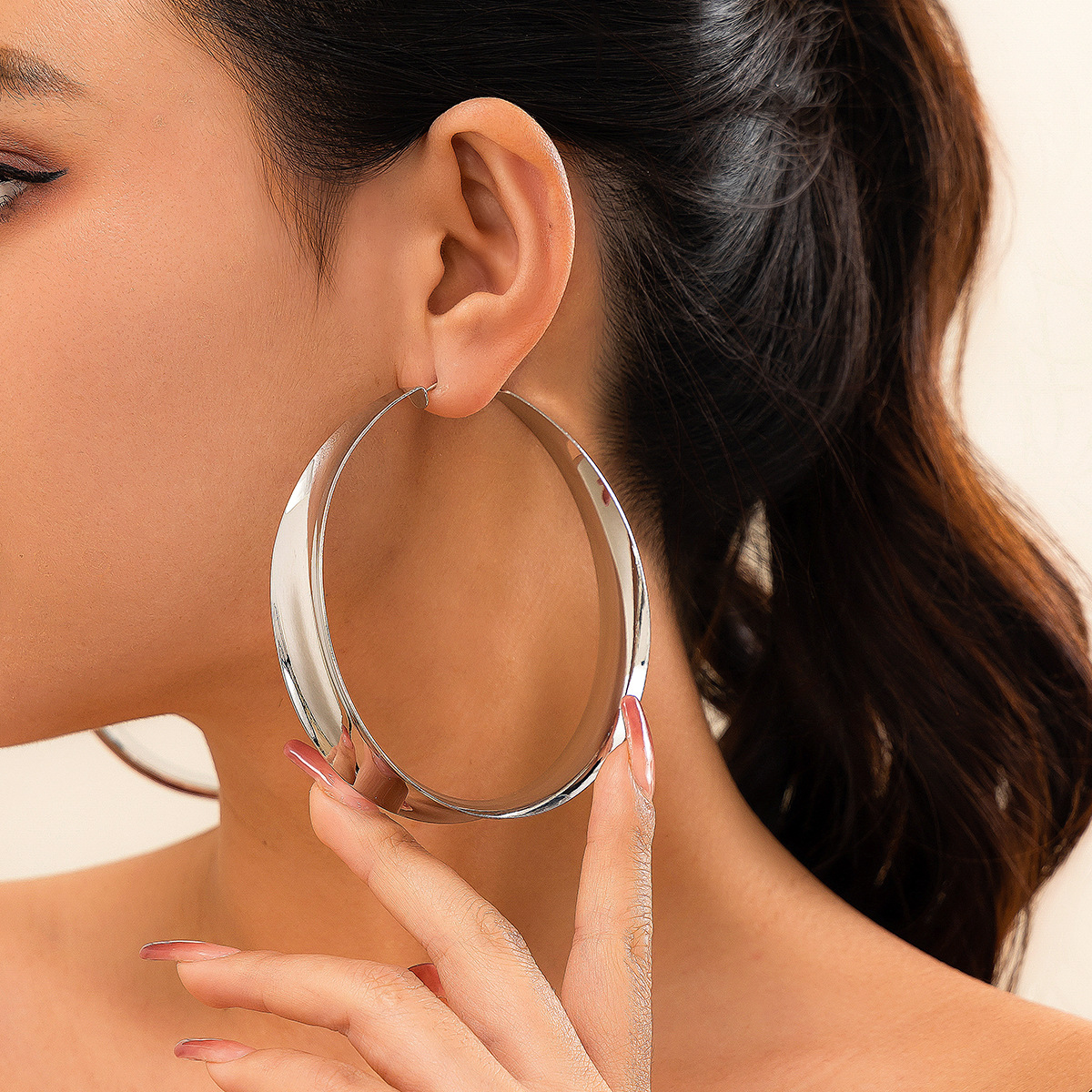 New Women Fashionable Geometric Hollow Shiny Large Metal Circle Earrings for a Slimming Facial Effect