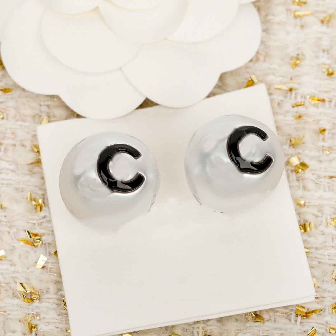 Luxury quality charm stud earring with black and white color design have stamp box simple style PS6630A