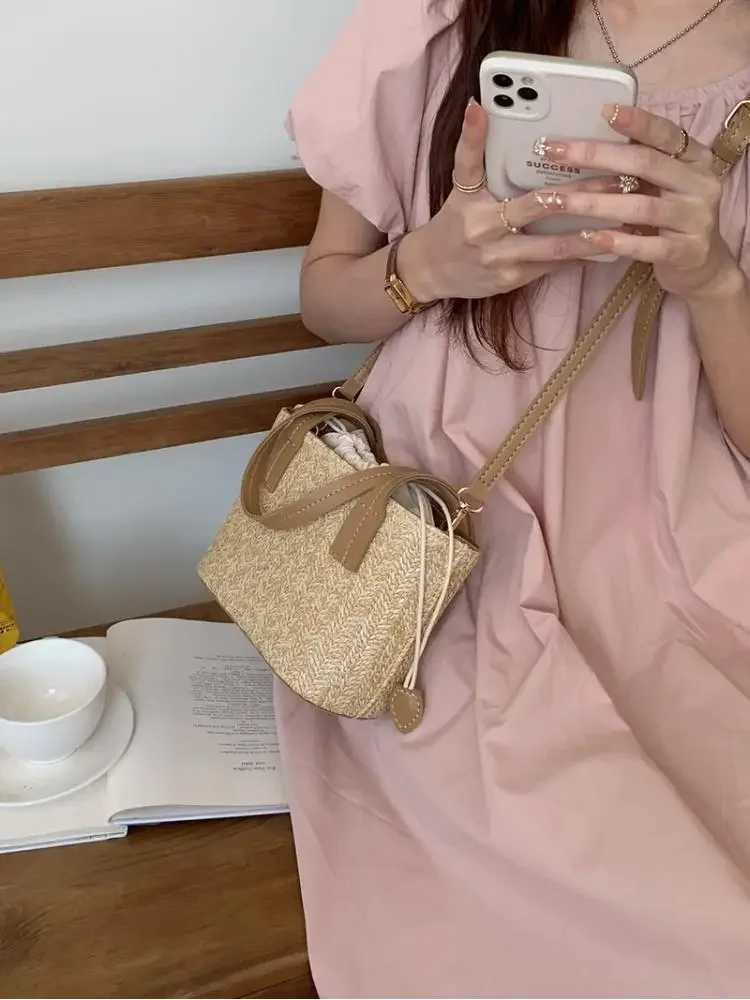 2023 Womens Leisure Grass Woven Handbag Drawstring Bucket One Shoulder Crossbody Bag Womens Travel Bohemian Vacation Beach Bag W250524