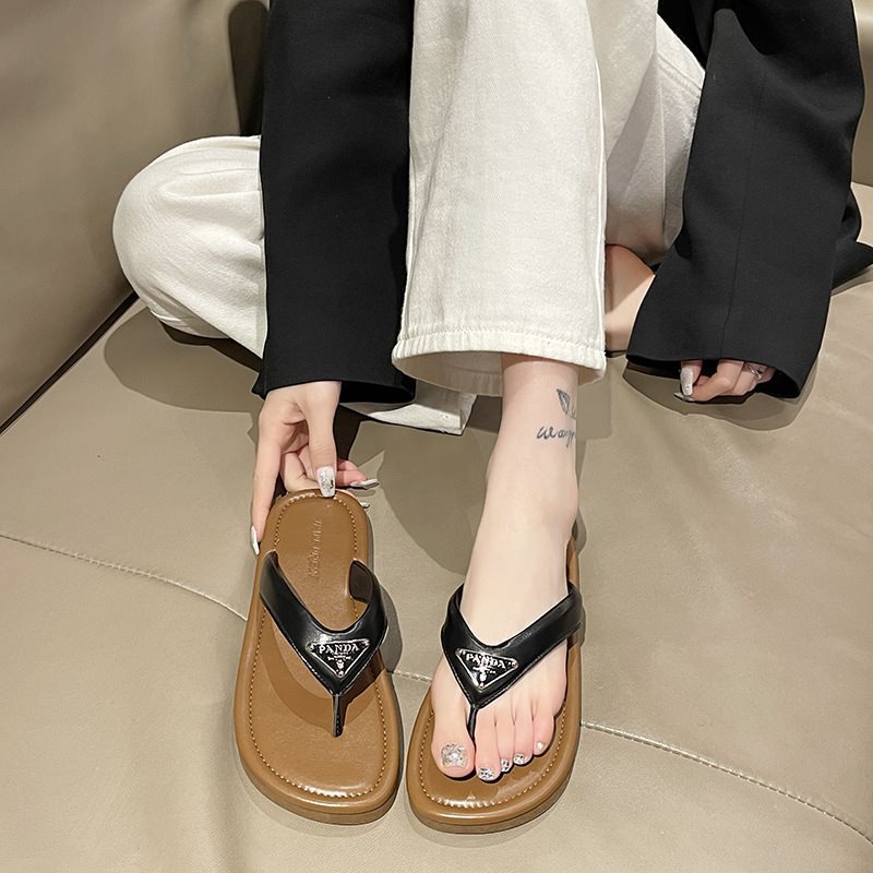 A word clip foot flip-flops beach beach small sense flat cool new slippers women summer wear