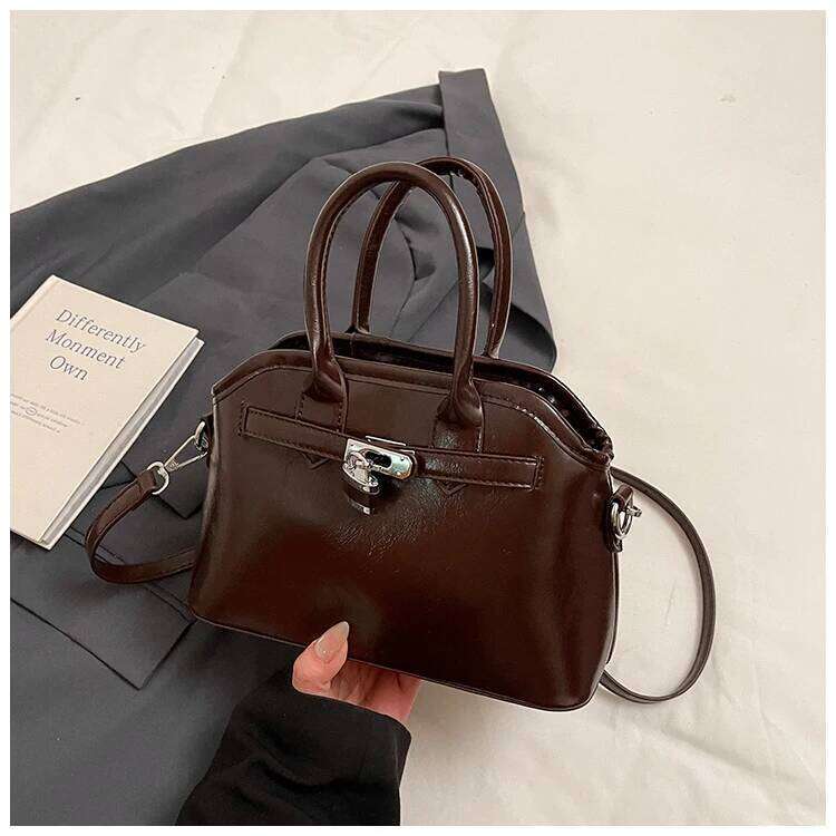 Hot Selling Trendy Minimalist Crossbody Bag For Women - Vintage Leather Messenger Purse With Chic Letter & Stylish Design Designer Bags
