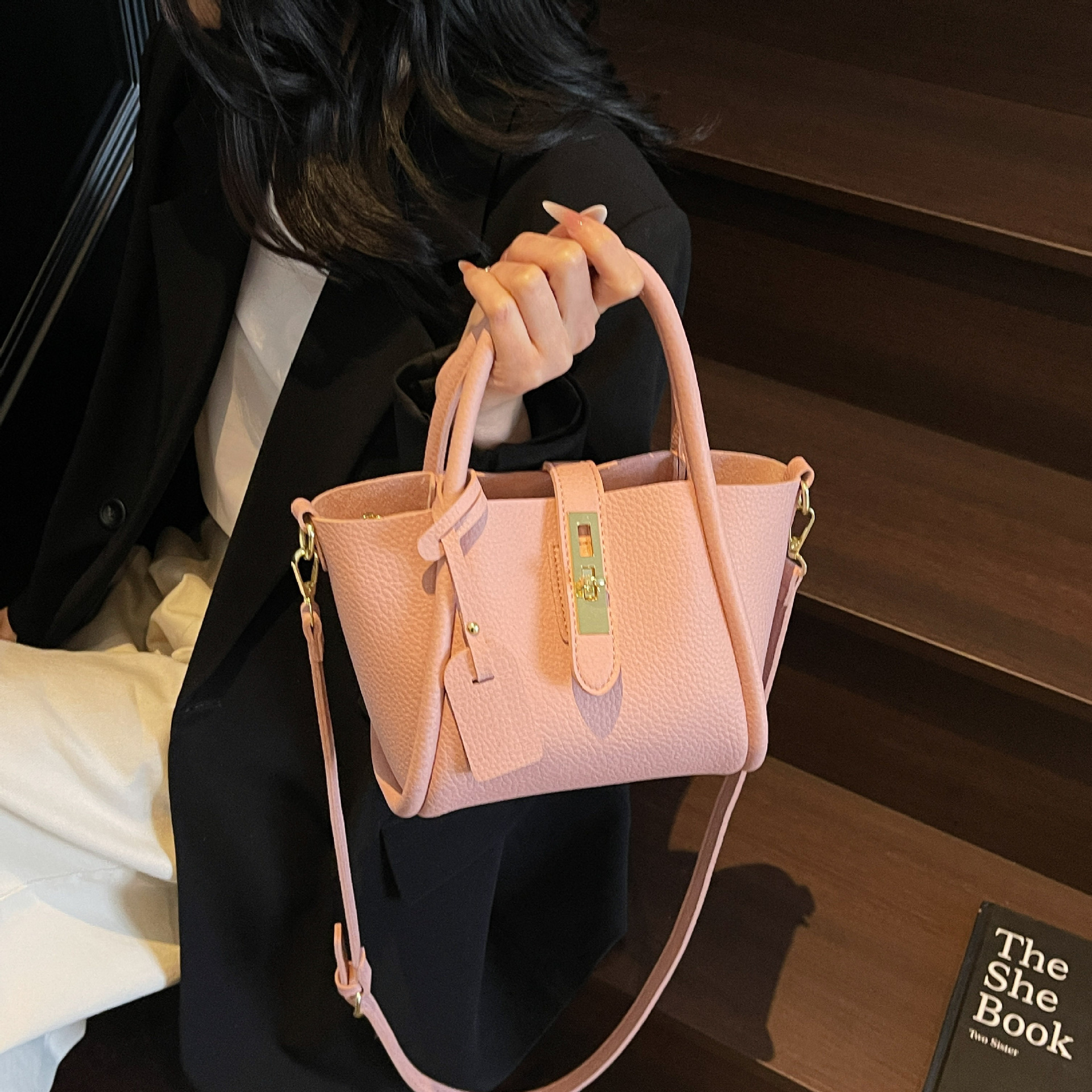 French Style Niche Handbag for Women 2025 New Fashion Light Luxury Shoulder Commuter Versatile Crossbody Bag