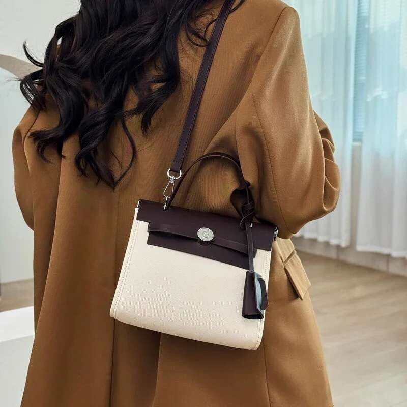 Modern Retro Leather Clutch Bag Convertible Shoulder Strap Design Textured Surface For Casual Elegance