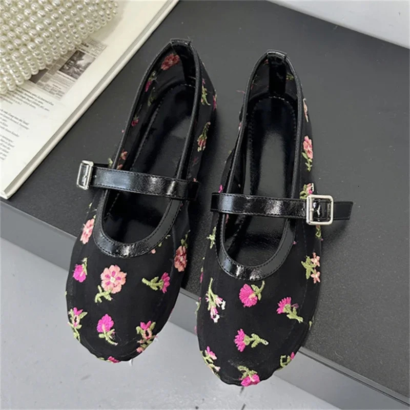 Equal ner Embroidered Flower Mesh Fabric Flat Heels Women Sandals Fashion Round Toe Buckle Strap Casual Mule Shoes 250526
