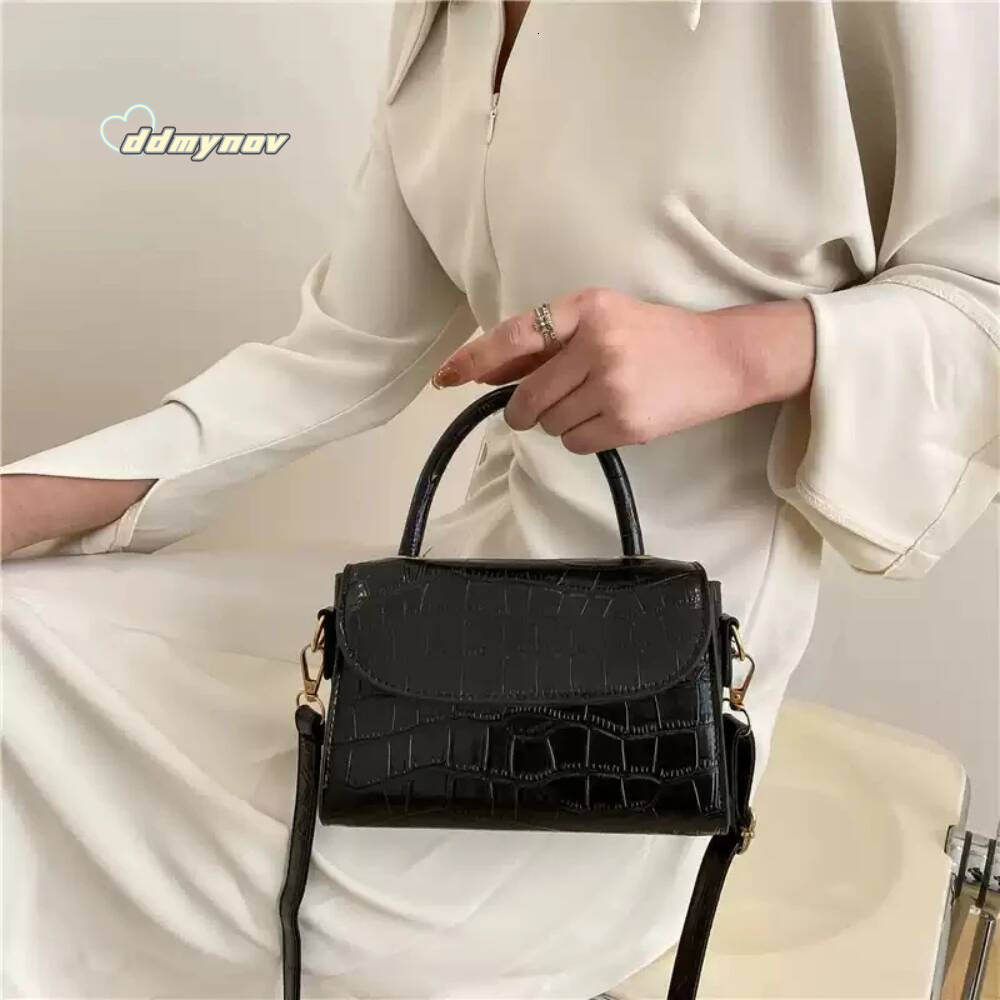 2025 New Fashion Women Handbag Light Delicate Texture Solid Color Crossbody Bag All-Matched Commute Shoulder Bags ddmynov
