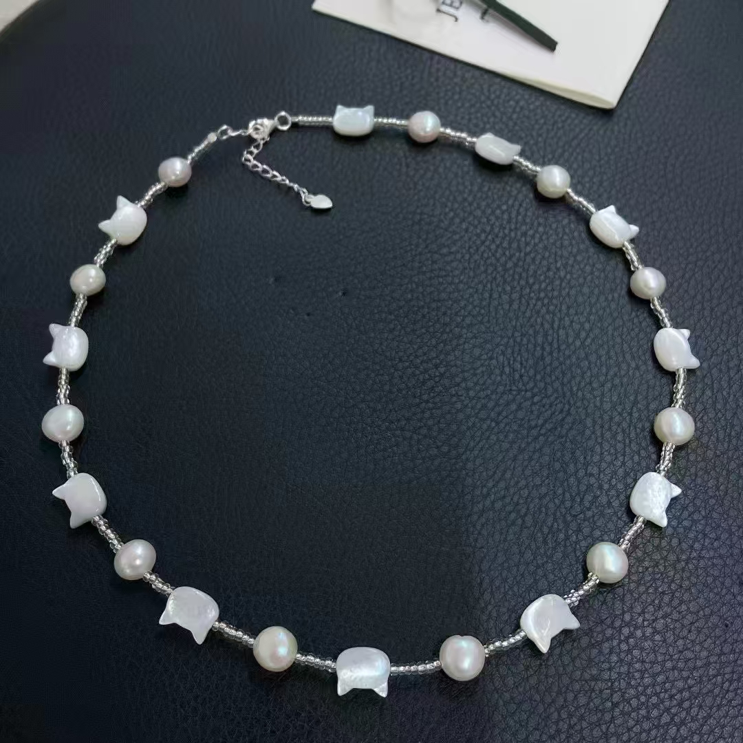 Sophisticated Feminine Accessory: Intricately Crafted Pearl Pendant Collar w/ Feline Motif