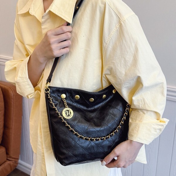 Minimalist Handbag Underarm 2025 New Quilted Casual Shoulder Crossbody Women's Fashionable Bag