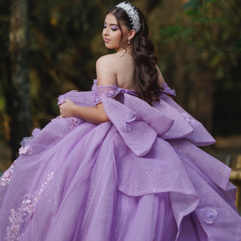 Light Purple Shiny Quinceanera Dresses Off Shoulder Ball Gown Sweet 16 Dress Beading Crystal Applique Flower Bow Tull Birthday Party Vestidos 15 Anos