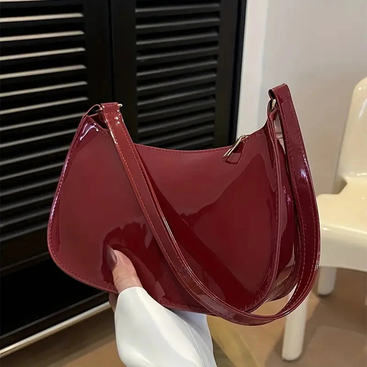 Red high-end bag for women retro hand-held underarm bag foreign-style small patent leather bag for young girls single shoulde 250526