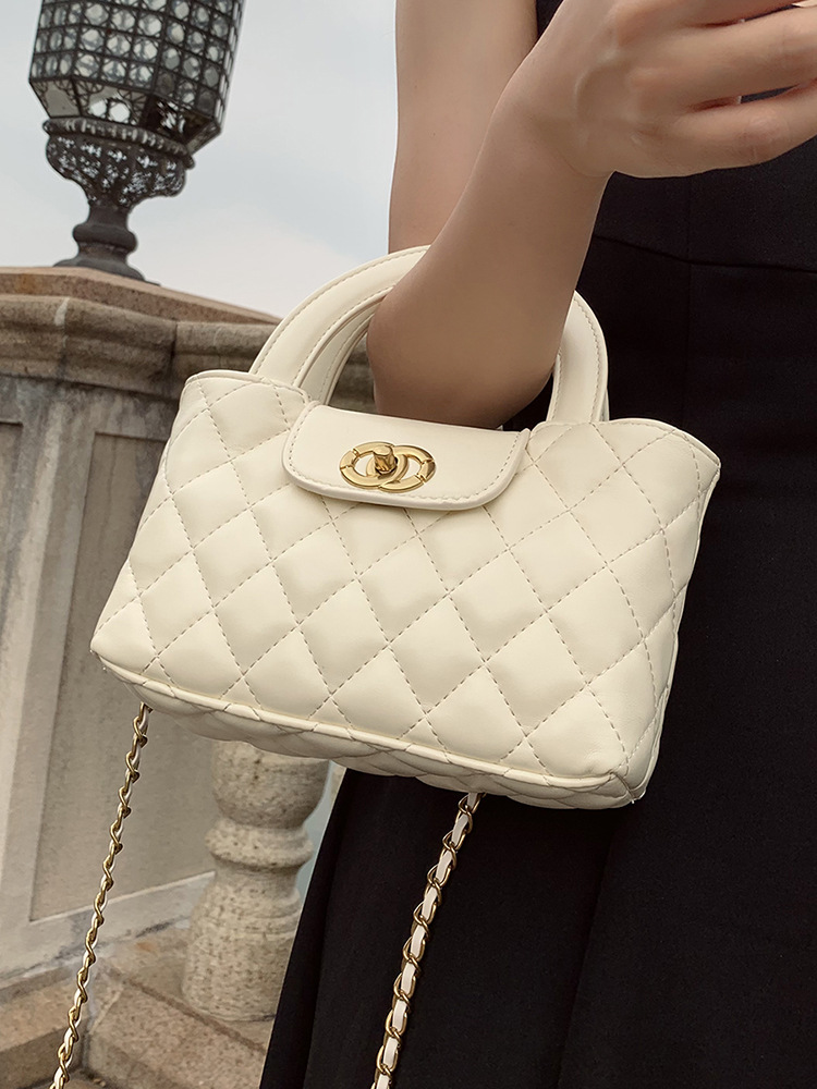 Free shipping designer diamond-shaped hand-held bag 2025 Summer Niche New chain bag Fashionable Casual Versatile commuting single-shoulder crossbody b