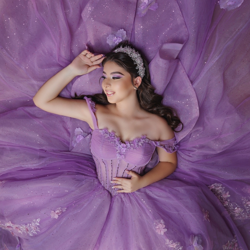 Light Purple Shiny Quinceanera Dresses Off Shoulder Ball Gown Sweet 16 Dress Beading Crystal Applique Flower Bow Tull Birthday Party Vestidos 15 Anos