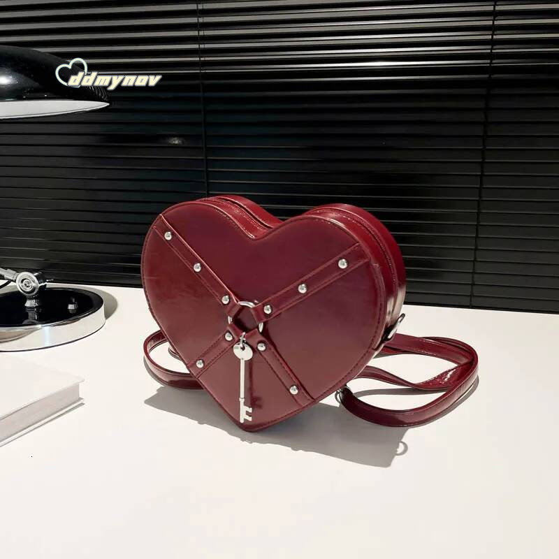 Vintage Rivet Shoulder Heart Shaped Purse Handbag Red PU Leather Gothic Tote Fashion Women Crossbody Bag ddmynov