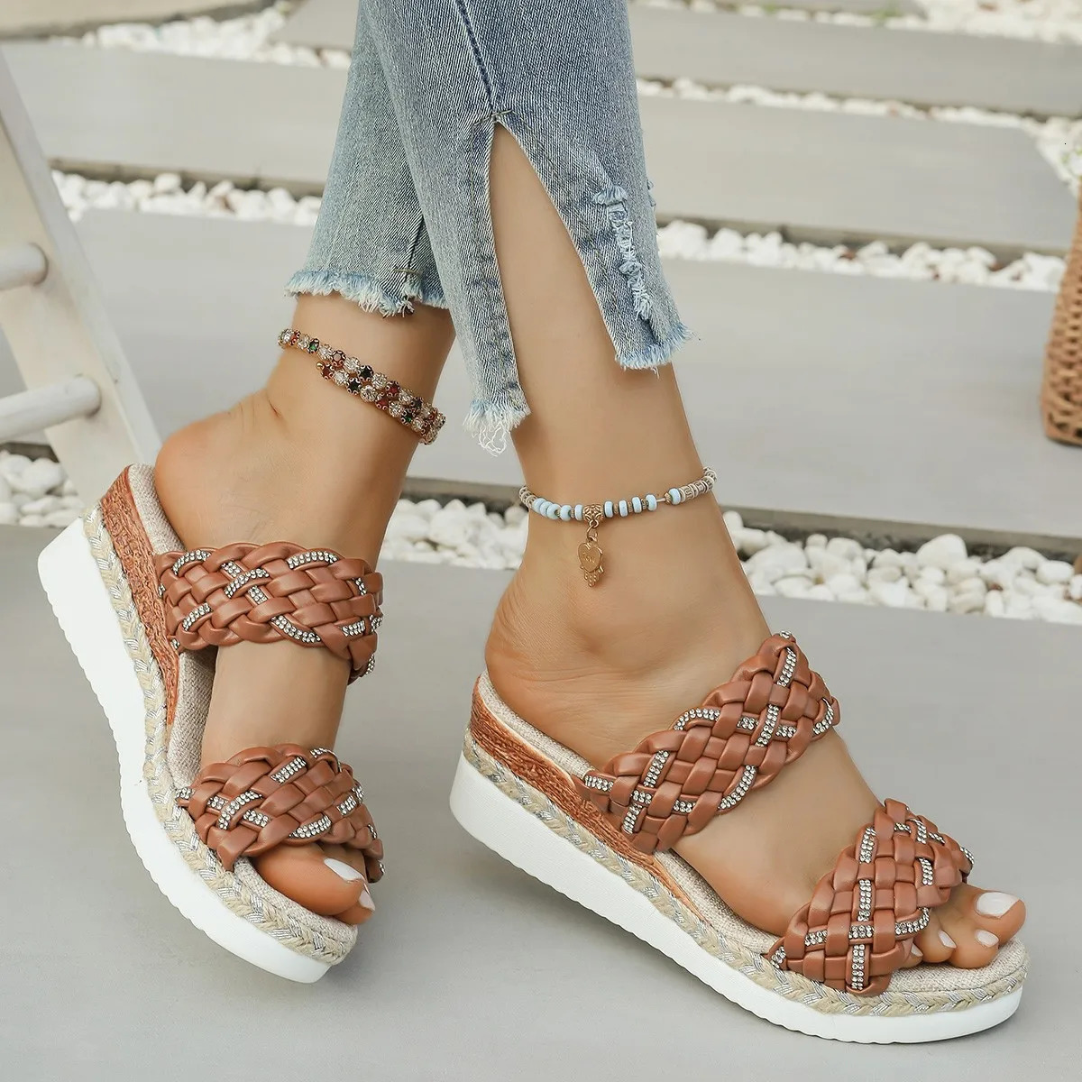 Spring and Summer Wedge Sandals Bohemian Casual Beach Woven Leather Upper Rhinestone Embellishment Simple Linen Splicing Soles Suitable for Vacation 2