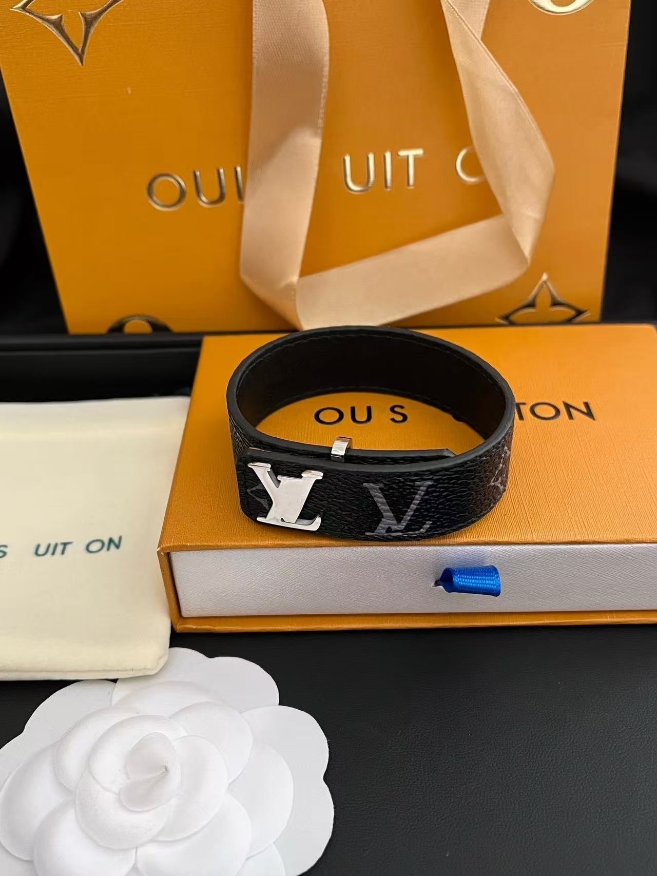 bracelet designer bracelet girls' women letter bracelets elegant gold plated bangles V charm bracelet fashion jewelry lady party mens bracelet