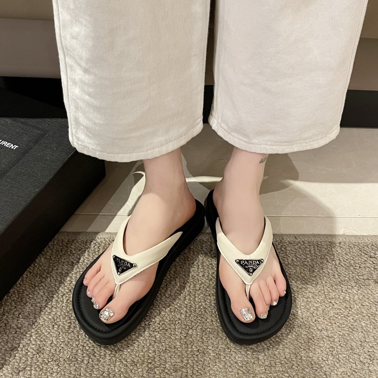 A word clip foot flip-flops beach beach small sense flat cool new slippers women summer wear