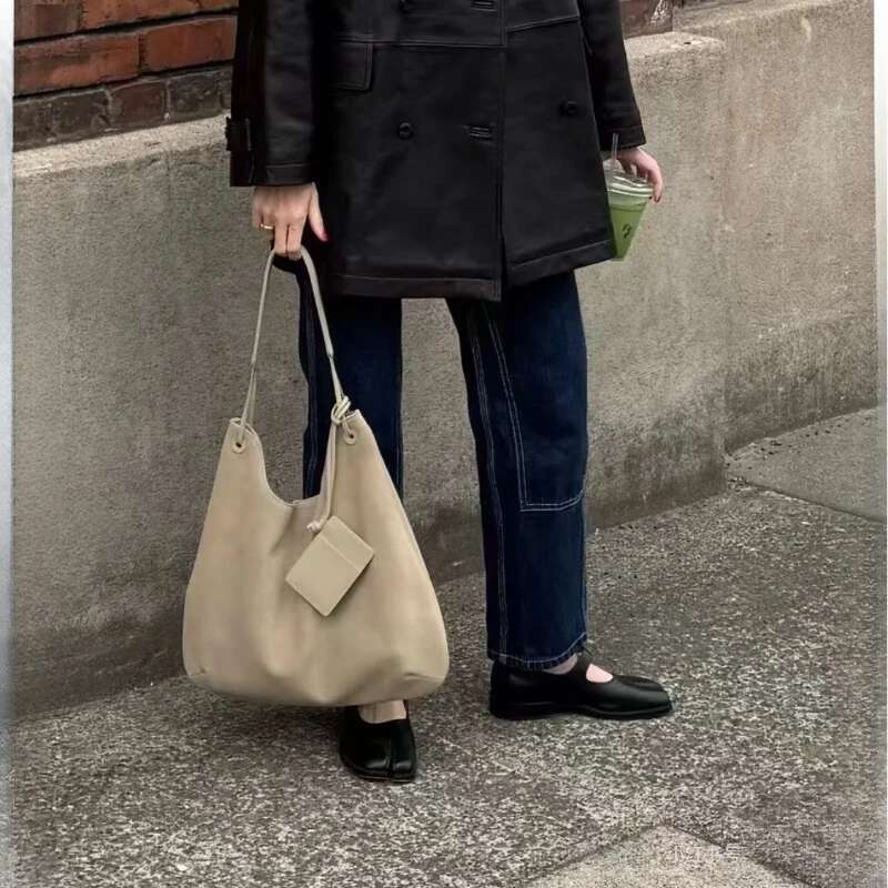 Ladies fashionable and minimalist designer suede shoulder bag with large capacity plush handbag