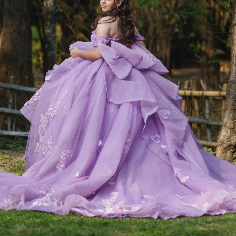 Light Purple Shiny Quinceanera Dresses Off Shoulder Ball Gown Sweet 16 Dress Beading Crystal Applique Flower Bow Tull Birthday Party Vestidos 15 Anos
