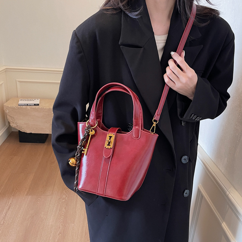 Women's Fashionable Retro Hand-held Bucket Bag Free Shipping New Casual Designer Shoulder Bag High-end Versatile Handbag Vegetable Basket