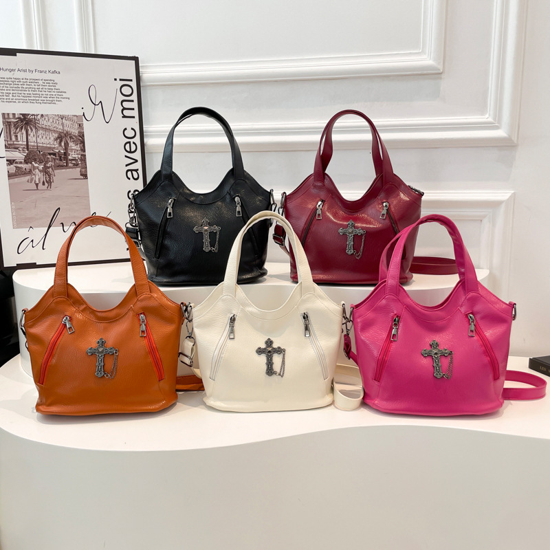 New Stylish and Trendy Handbag for Women, Light Luxury Shoulder Bag, Commuter Crossbody Bag