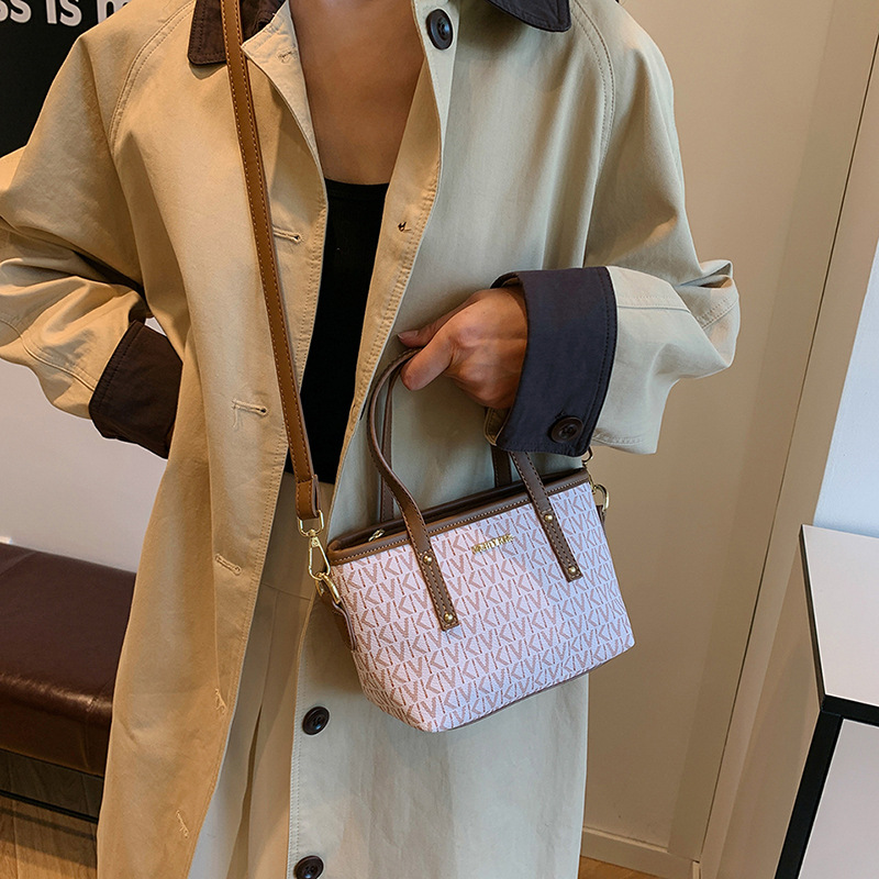 The new feeling prints the vegetable basket female bag popular crossbody bag fashionable commuting shoulder bag