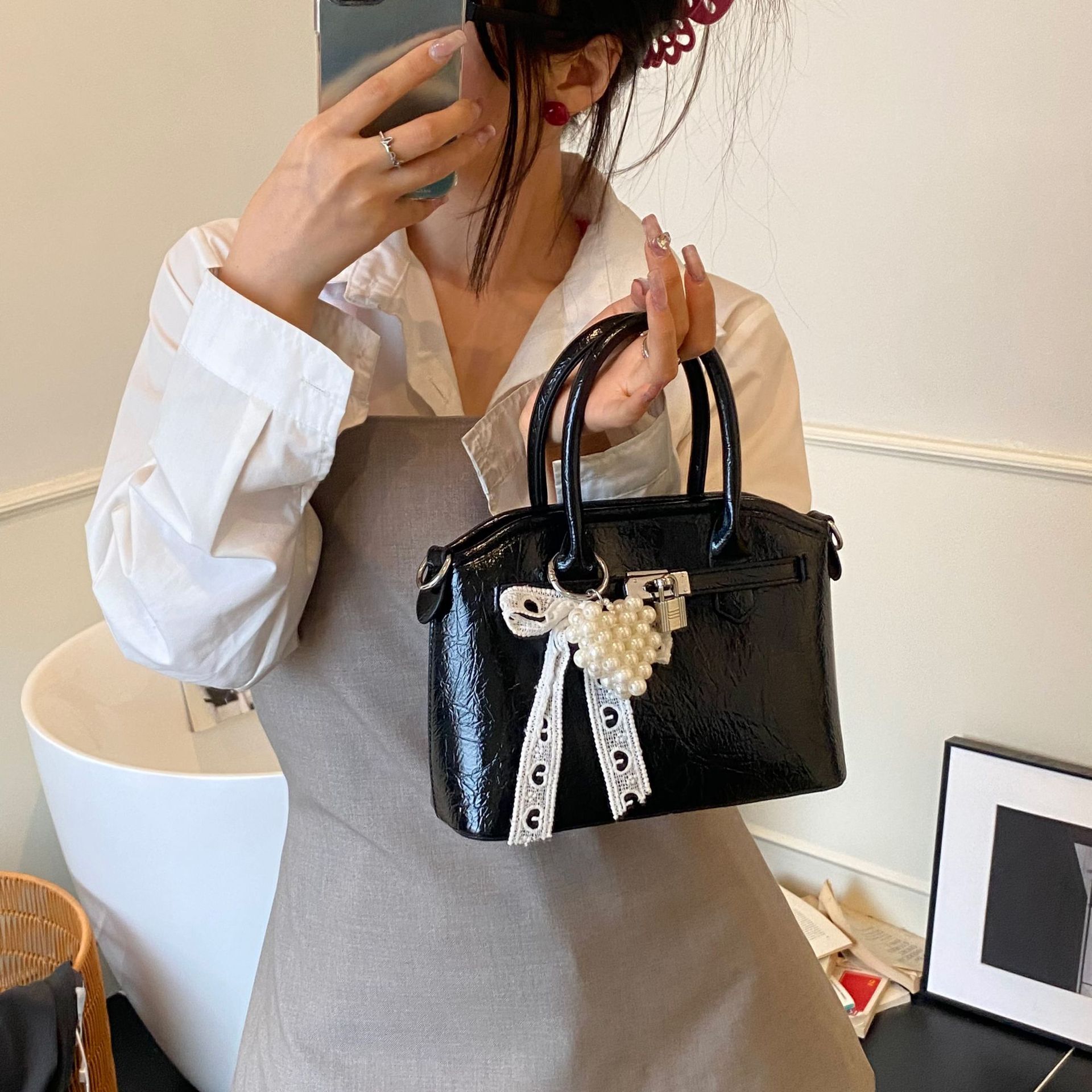 Niche Bowknot Pearl Handbag for Women 2025 New Simple Fashion Shell Commuter Shoulder Crossbody Bag