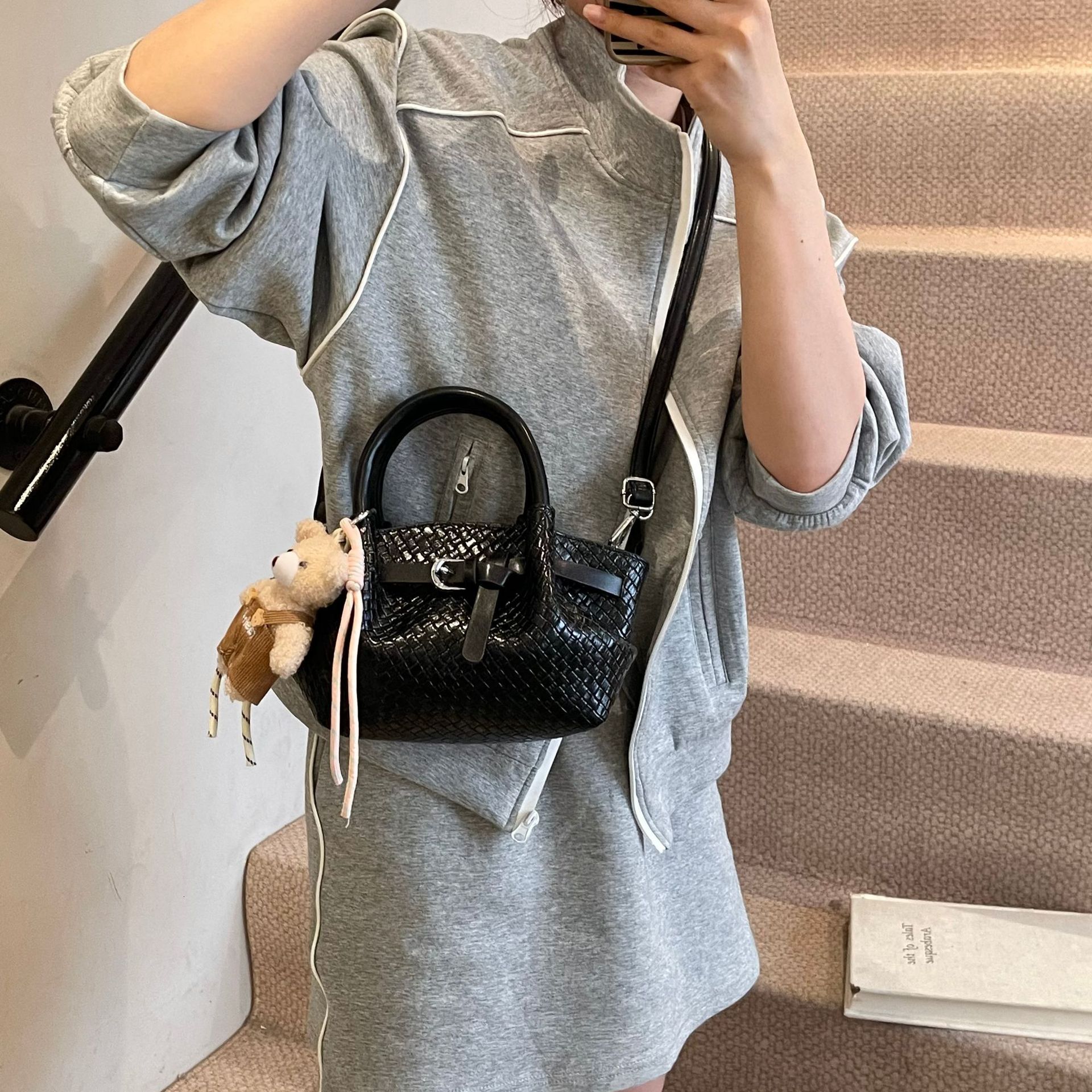 High-End Handheld Basket for Women 2025 New Fashion Woven Pattern Shoulder Versatile Commuter Crossbody Bag