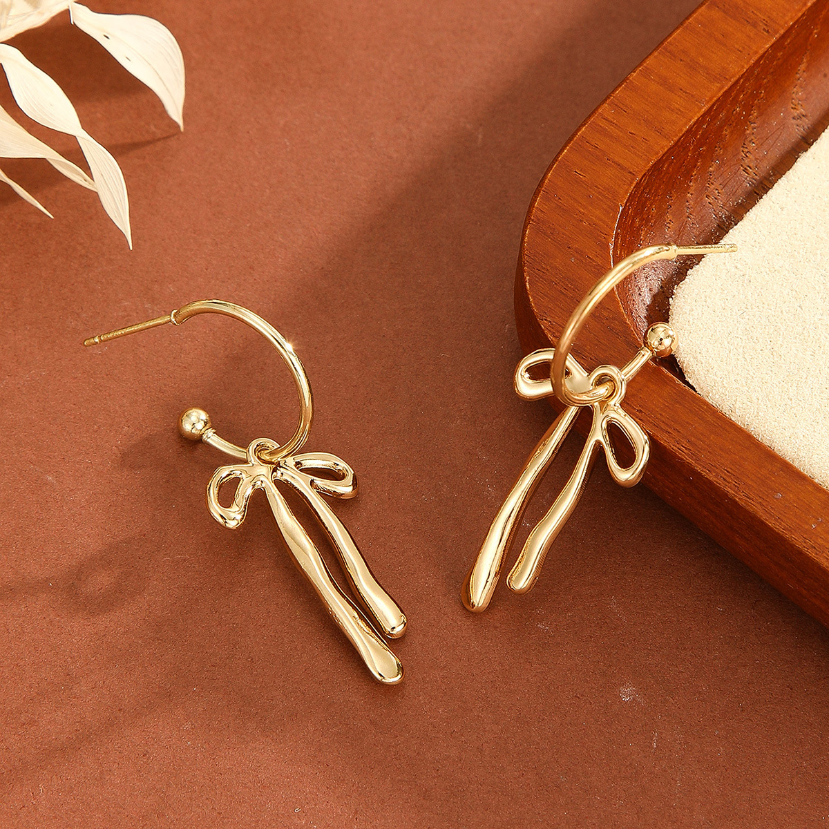 Fashion Personalized Metal Bow knot Elegant Simple Design Gold High Sensitivity Stud Earrings