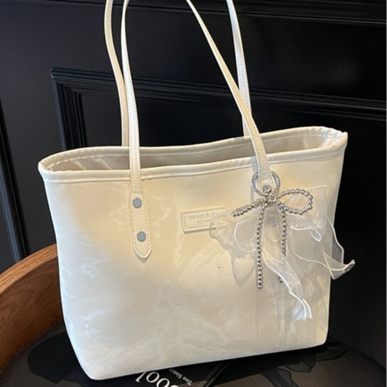 Trendy and Stylish Underarm for Women 2025 New Fashion Single Shoulder Korean Version Casual Design Commuter Tote Bag