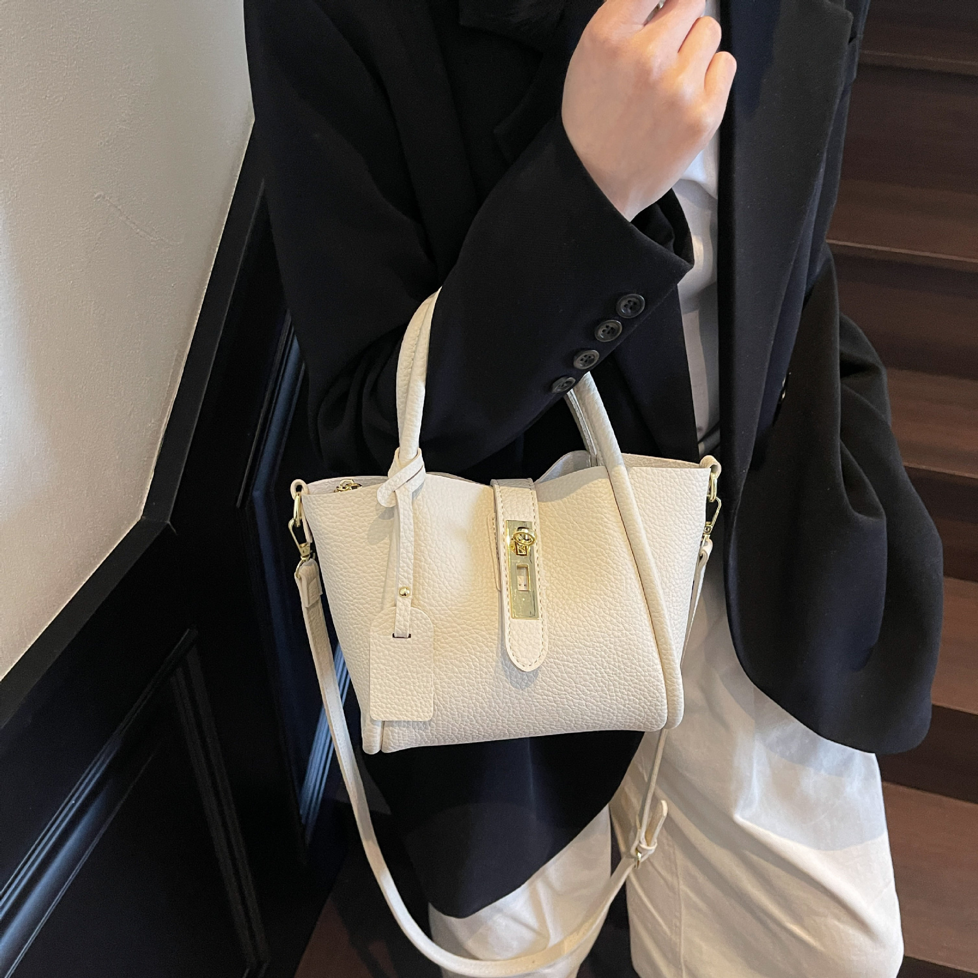 French Style Niche Handbag for Women 2025 New Fashion Light Luxury Shoulder Commuter Versatile Crossbody Bag