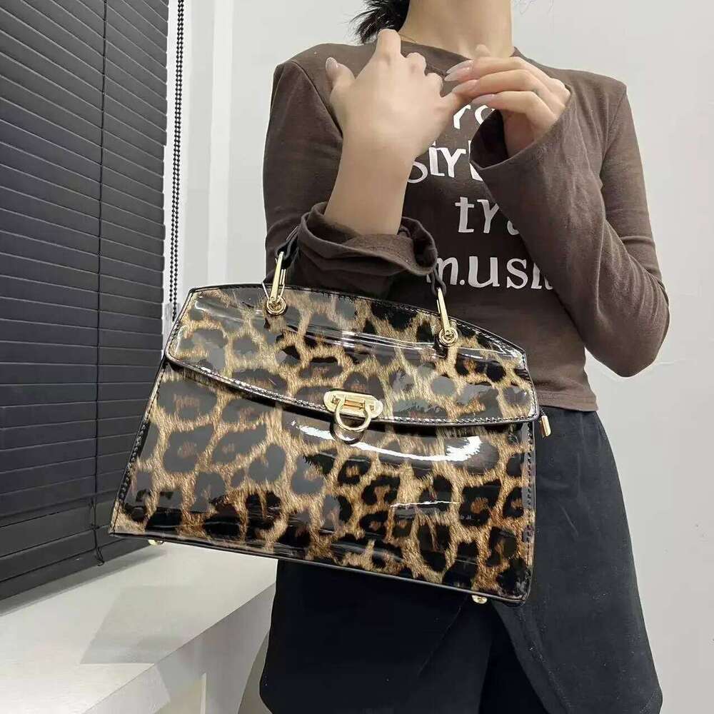 Women's Bags Designer Ladies' Fashionable Personalized Leopard Print Tote With Large Capacity And Bright Surface, Elegant Flip Shoulder Bag
