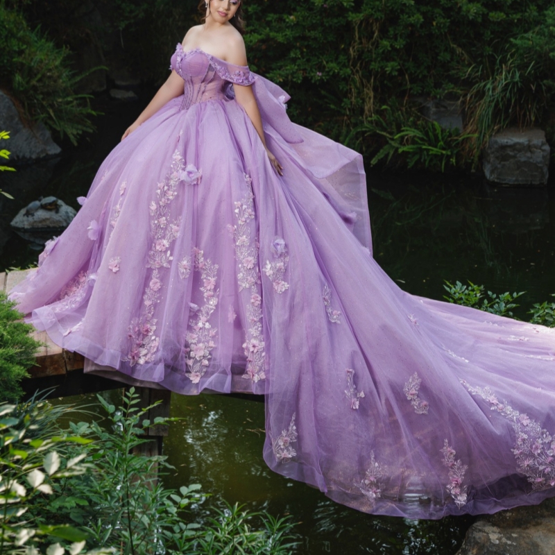 Light Purple Shiny Quinceanera Dresses Off Shoulder Ball Gown Sweet 16 Dress Beading Crystal Applique Flower Bow Tull Birthday Party Vestidos 15 Anos