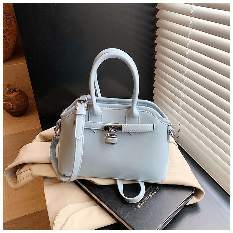 Hot Selling Trendy Minimalist Crossbody Bag For Women - Vintage Leather Messenger Purse With Chic Letter & Stylish Design Designer Bags