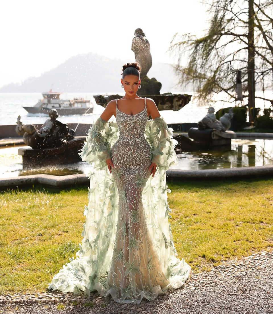 Luxurious Evening Dresses For Women Spaghetti Straps Sleeveless Wrap Gown Crystal Appliques Sweep Train Dress Party Customized Dress