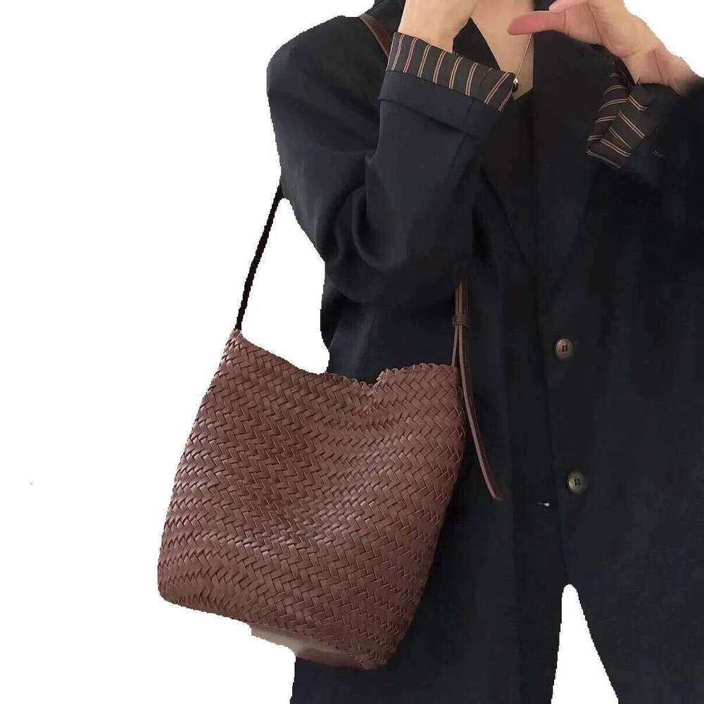 Designer Luxury Designer Luxury Hand-Woven 2025 New French Vintage Vacation Beach PU Leather Large Capacity Women's One-Shoulder Crossbody Bucket