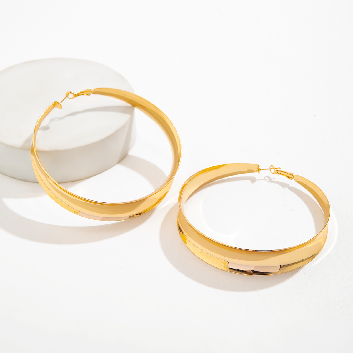 New Women Fashionable Geometric Hollow Shiny Large Metal Circle Earrings for a Slimming Facial Effect