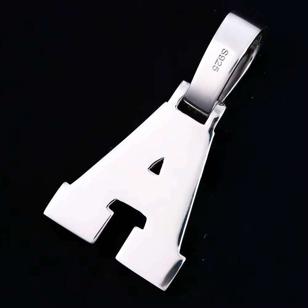 Sier Fashion Jewelry Iced Out Round Silicon Initial Hiphop Pendant Necklace for Men and Women