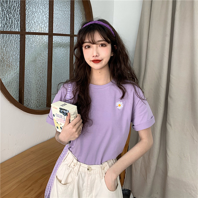 Embroidered chrysanthemum short sleeved T-shirt for women's fashion, loose summer new style for women's clothing, loose plus size for studen