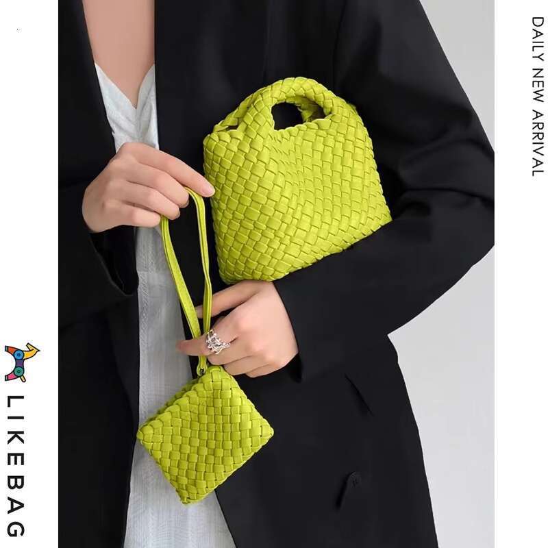 Handheld Woven Basket for Women New Trend This Year Niche Single Shoulder Crossbody Chain Mini Tote Bag
