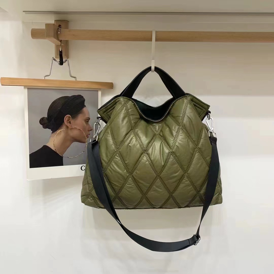 Free shipping designer Personalized Korean version casual diamond-shaped retro niche handbag with a simple and elegant style and a high-end crossbody 