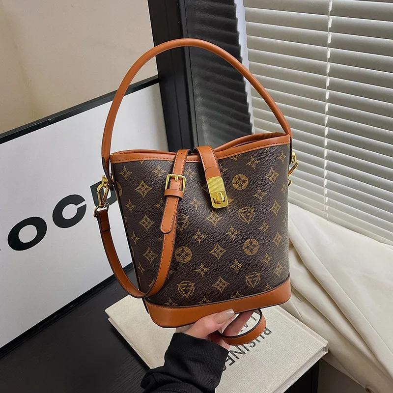 Shoulder Crossbody Bags se Designer 2025 capacity foreign leisure high-grade texture handbag presbyard bag 2025s hot Free shipping