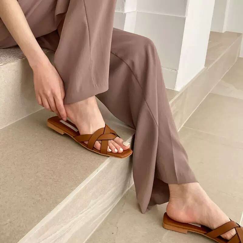 Flat for Women Summer Outdoor 2025 New Fashion Square Toe Soft Sole One-Word Slippers Versatile Genuine Leather Lazy Sandals